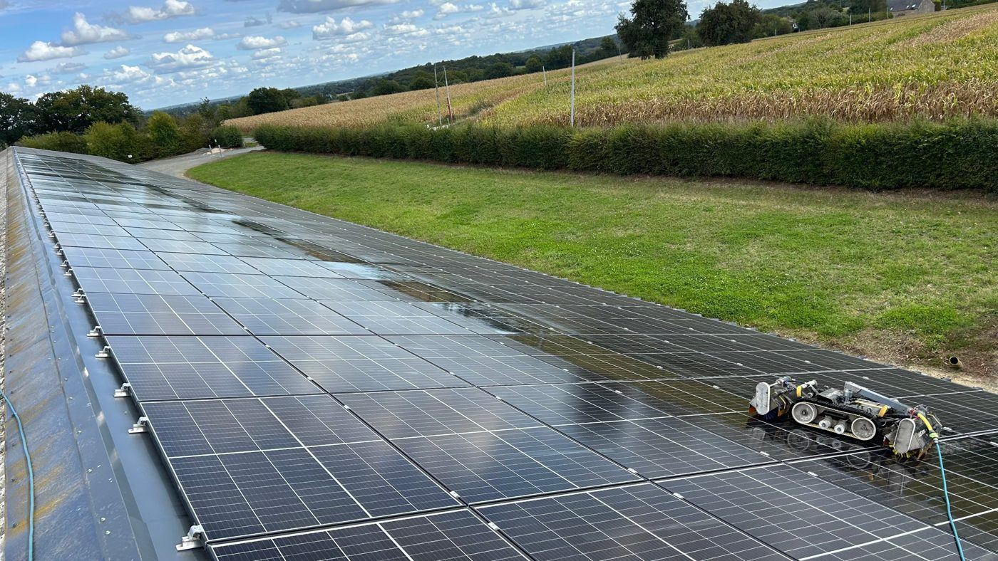 Robot de nettoyage sur des panneaux solaires en toiture