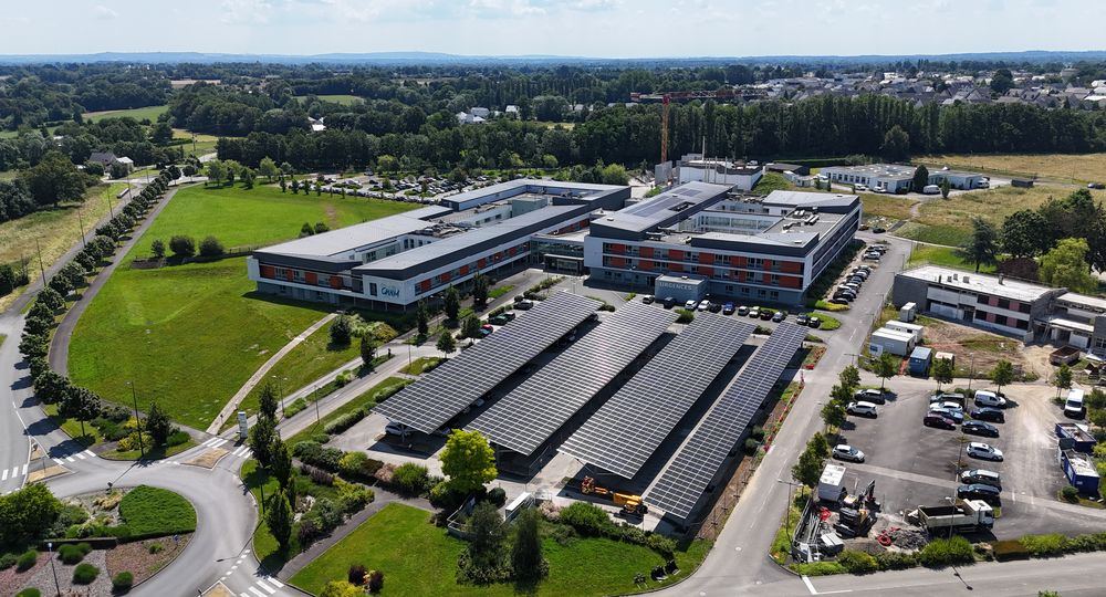 Ombrières photovoltaïques d’un centre hospitalier, en France
