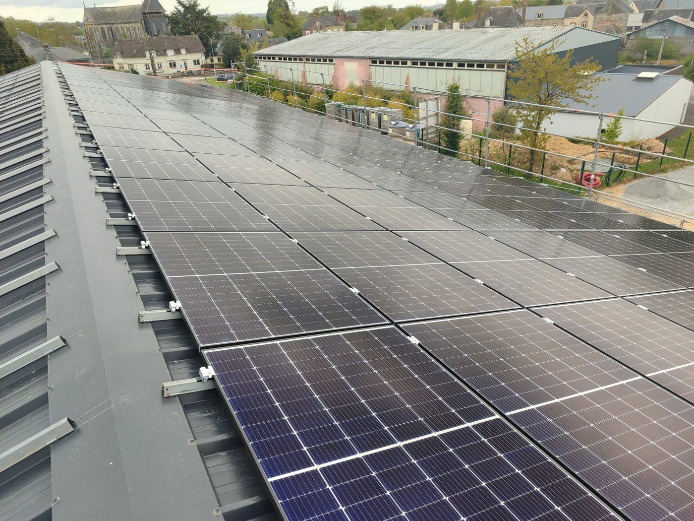 Centrale photovoltaïque en service sur la toiture d’un bâtiment public