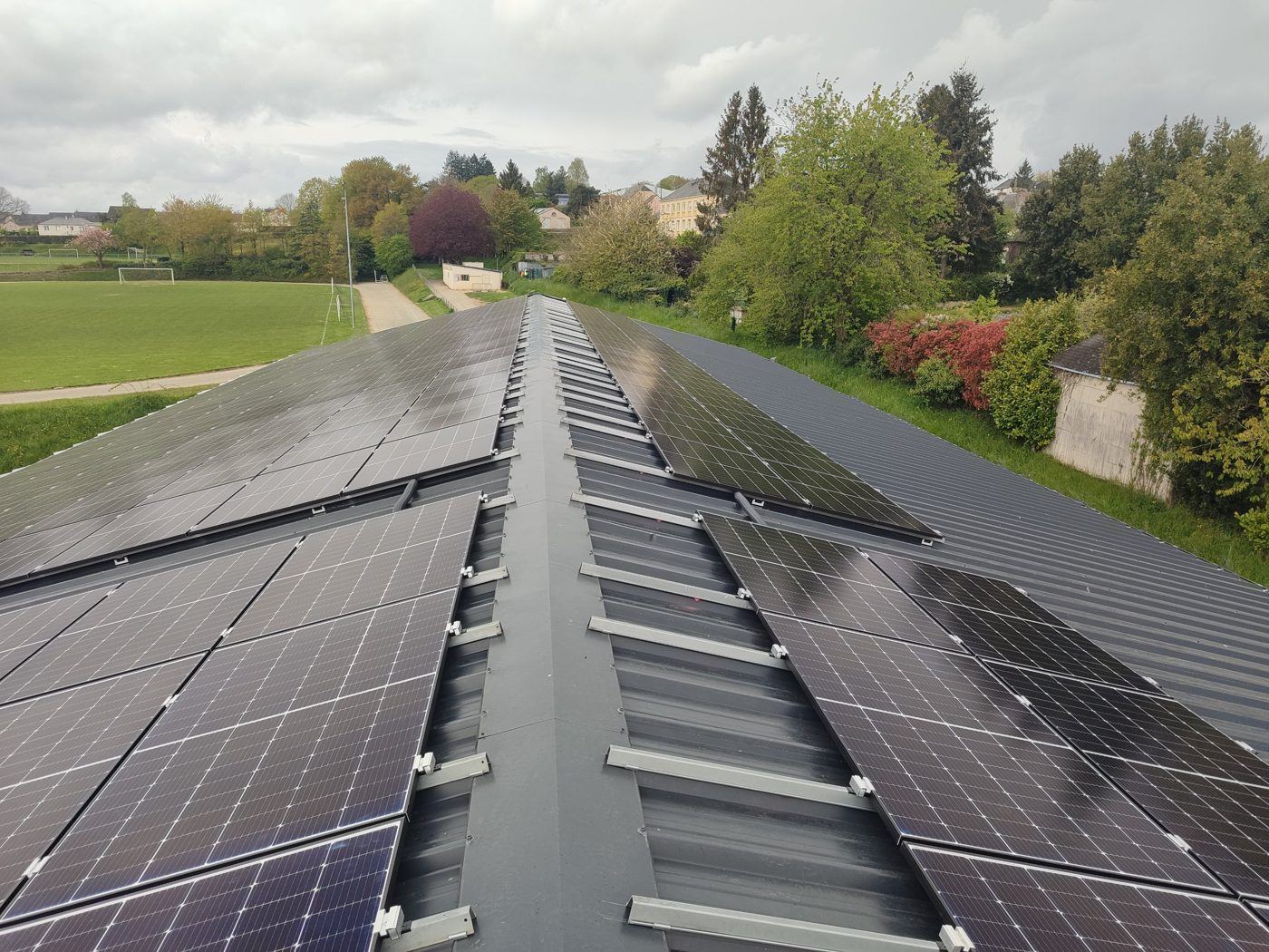 Centrale photovoltaïque en toiture bac acier, deux versants équipés