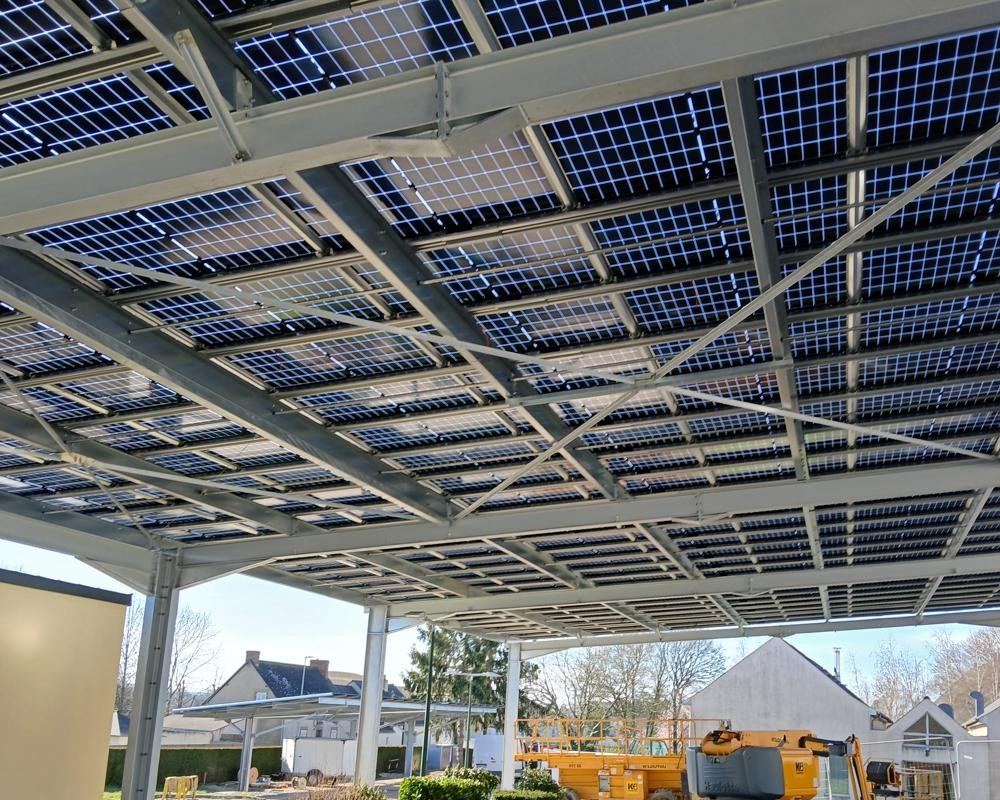 Ombrières photovoltaïques d’hôpital vues de dessous, en France