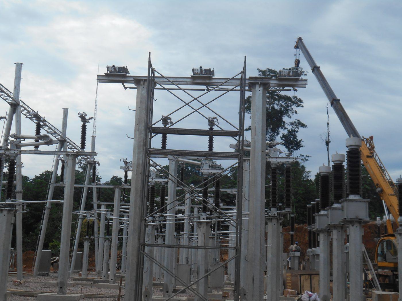 Poste haute tension de la centrale de Liouesso en construction